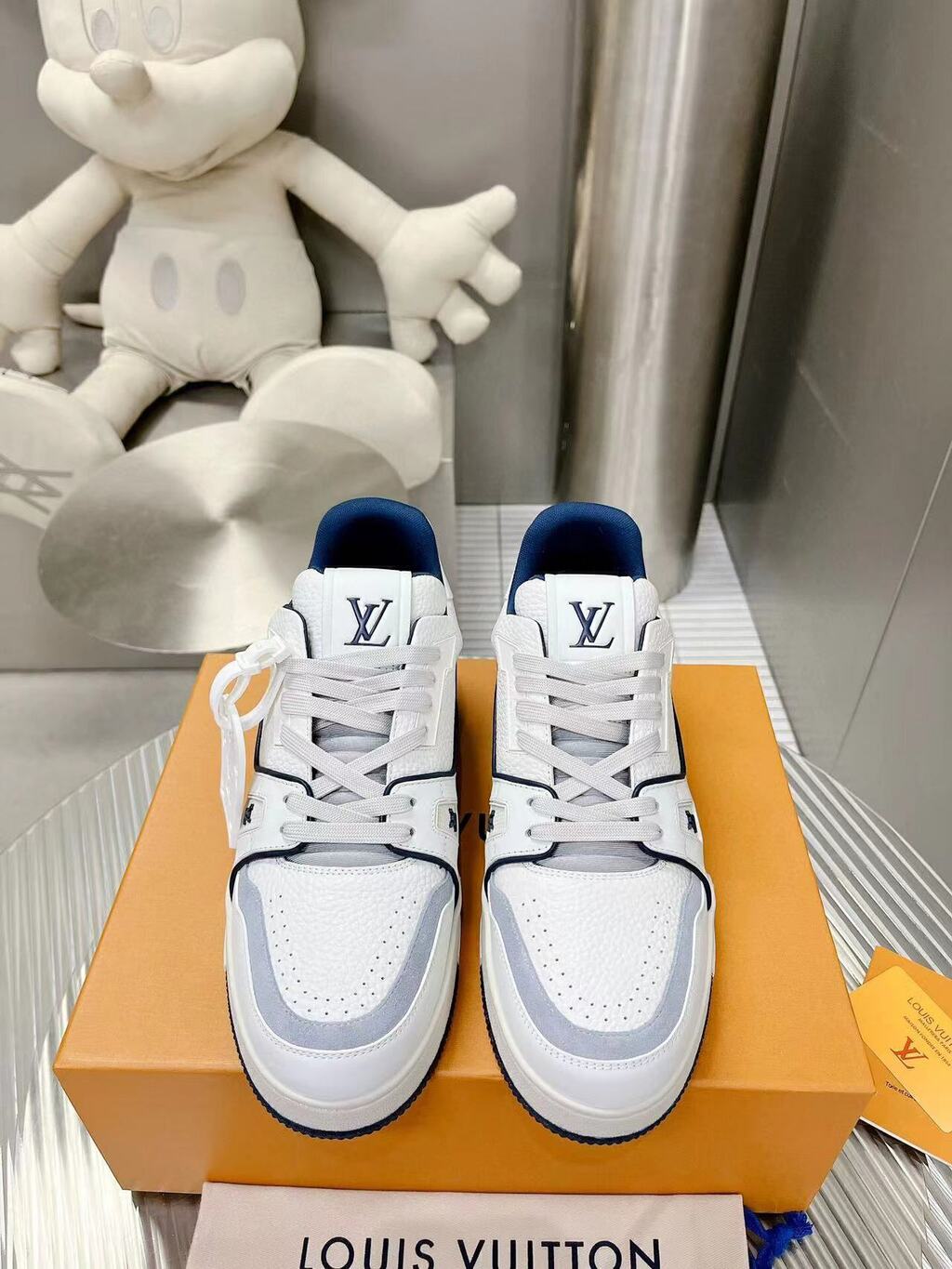 LV Trainer #54 Signature White Marine