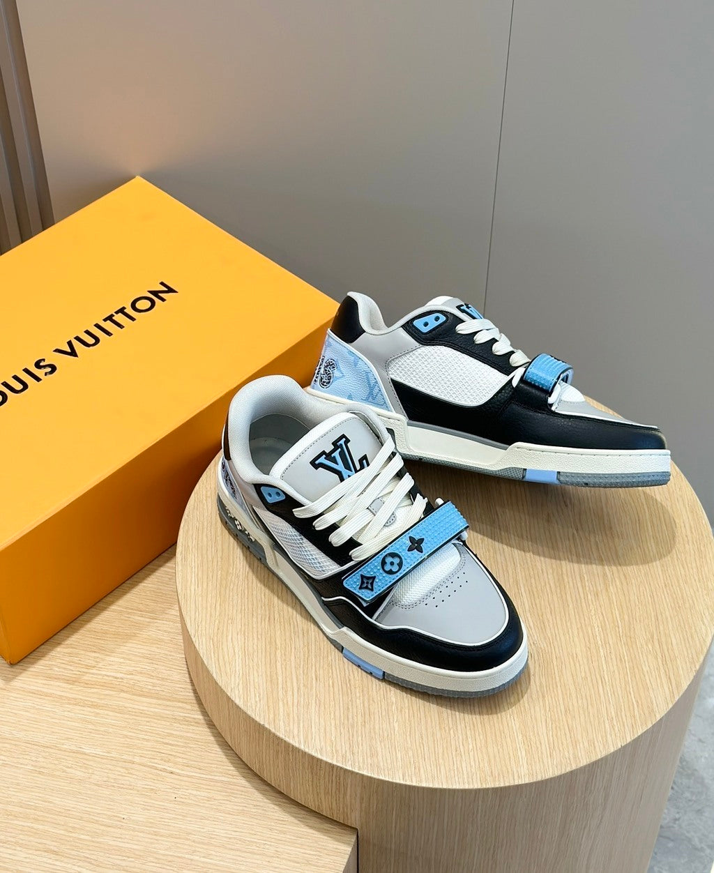 LV Trainer Velcro Blue White