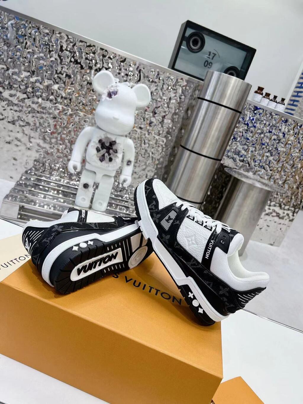 LV Trainer White Black