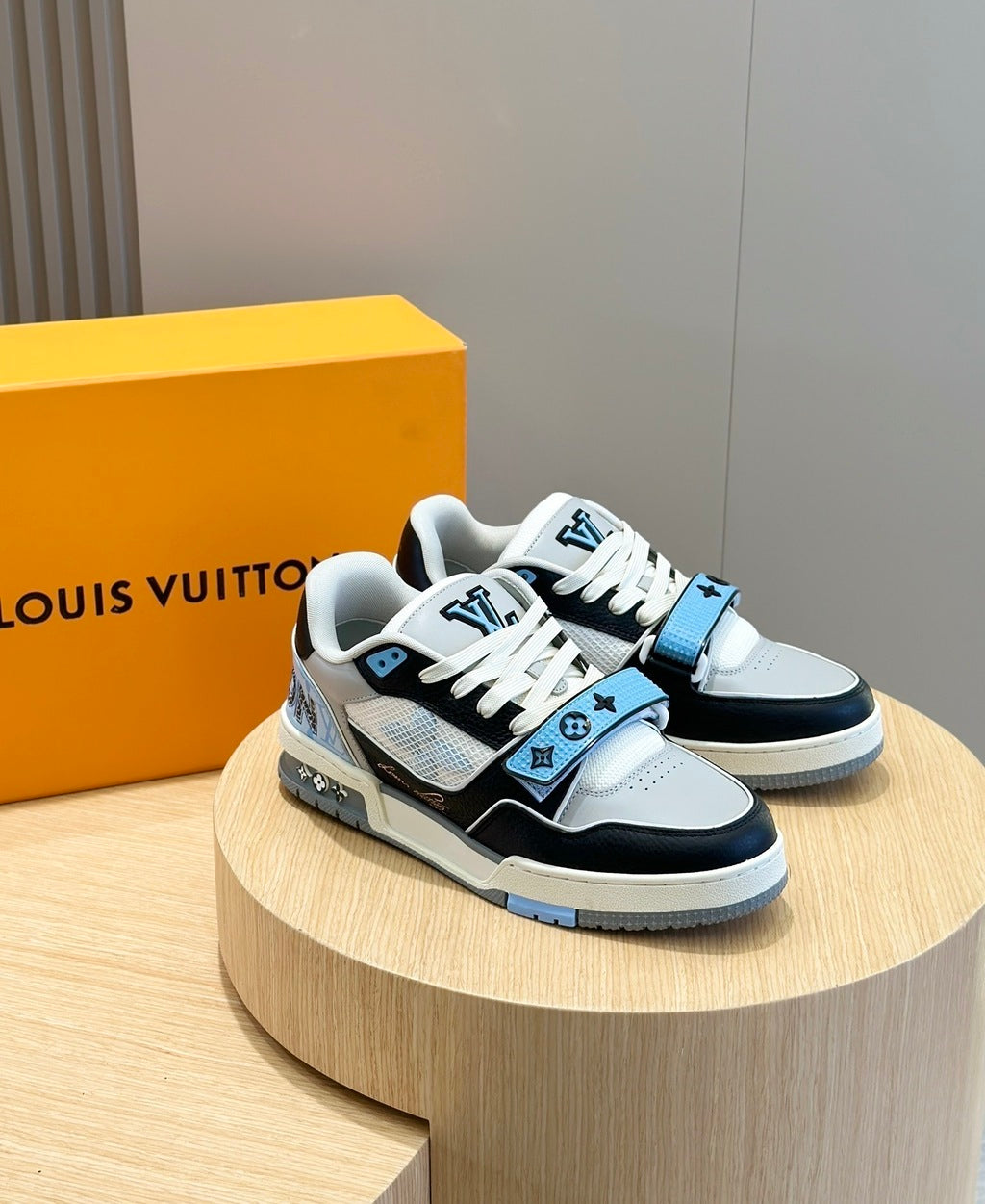 LV Trainer Velcro Blue White