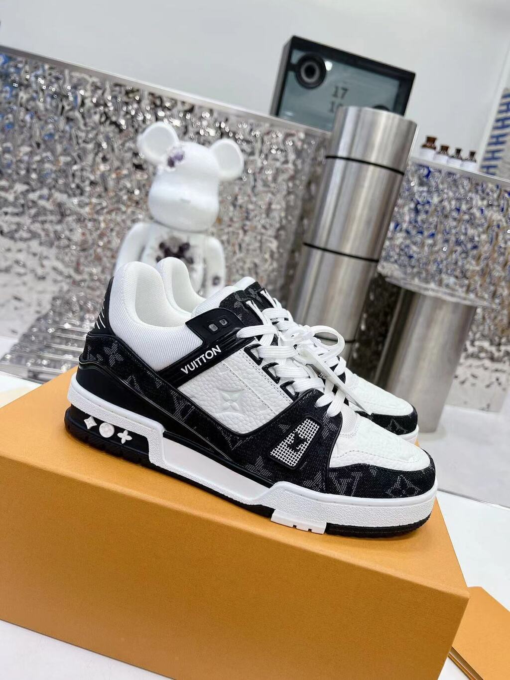 LV Trainer White Black
