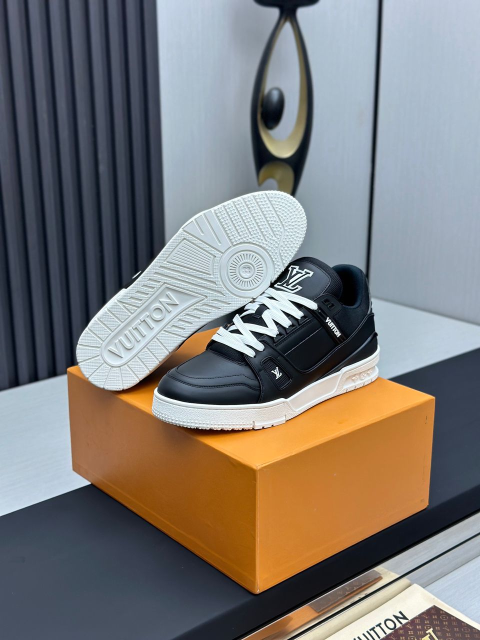 LV Trainer Black White