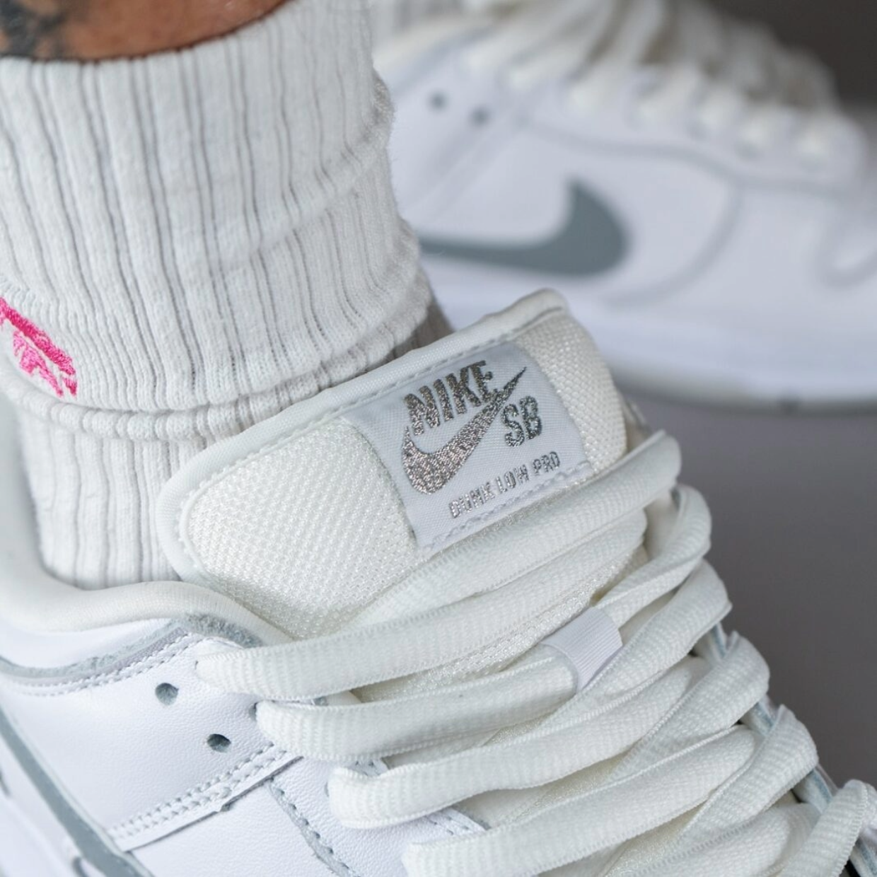 Low SB x Supreme 'White Metalic Silver'