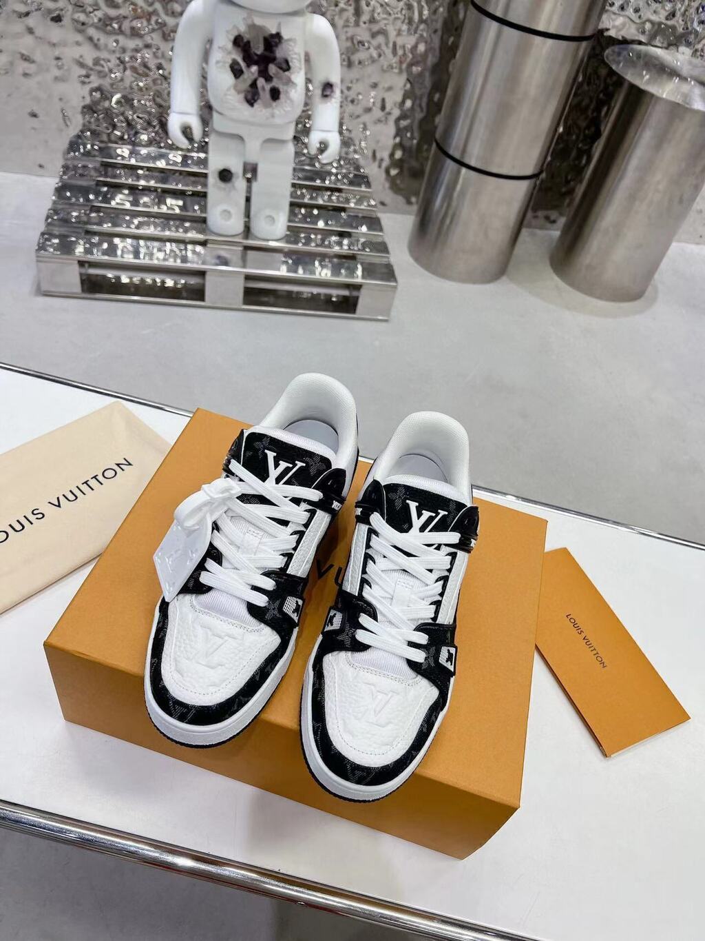LV Trainer White Black