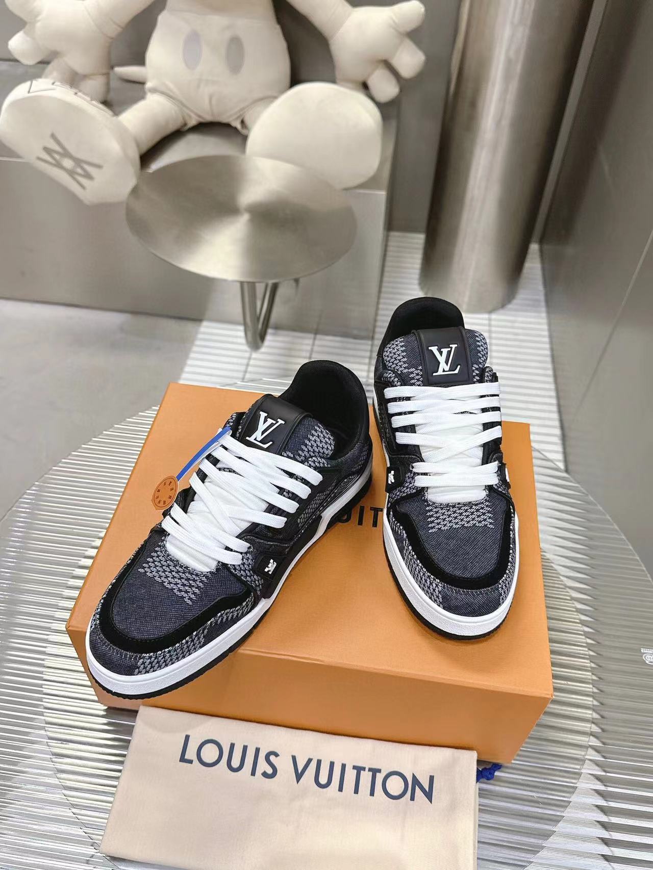LV Trainer Black