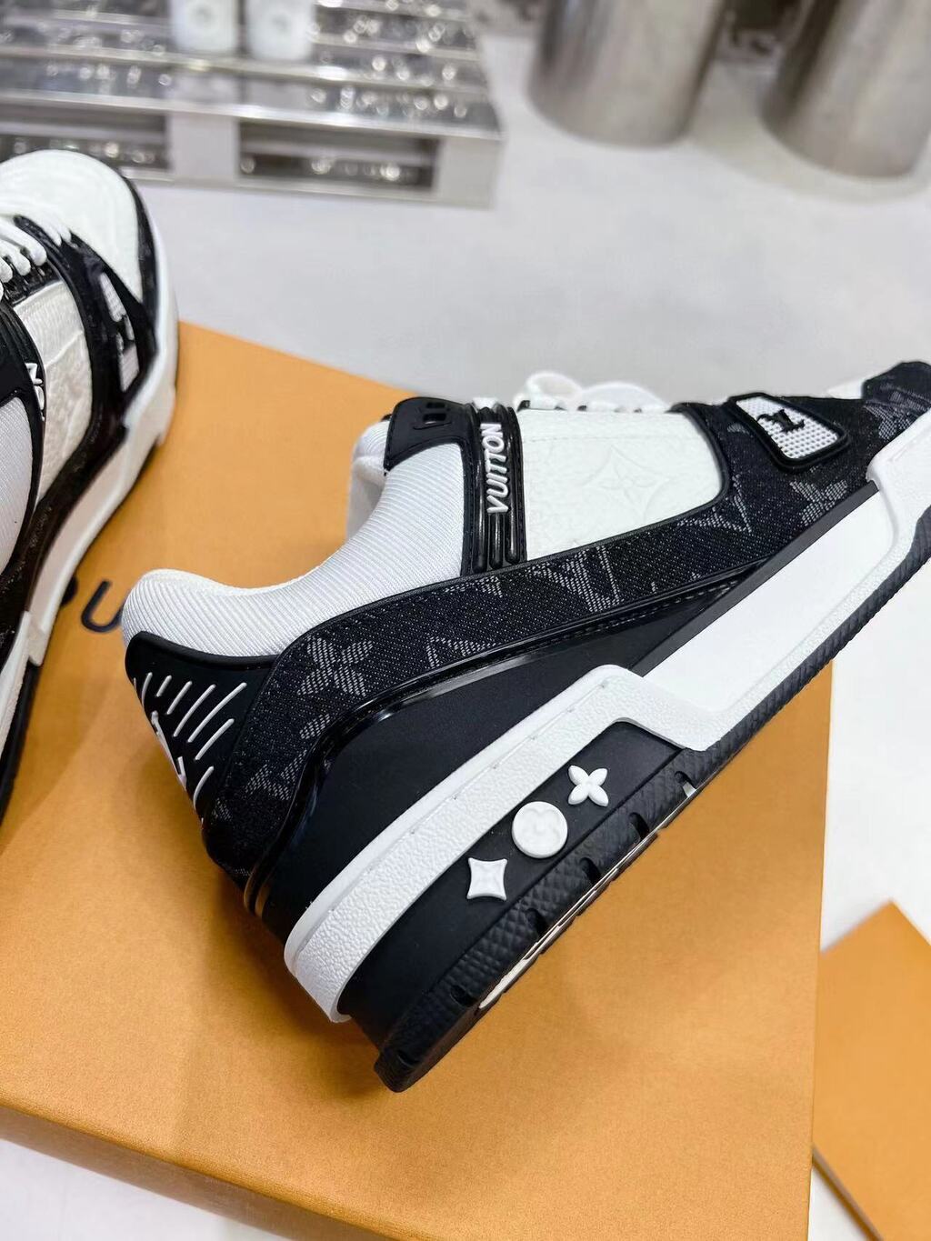 LV Trainer White Black