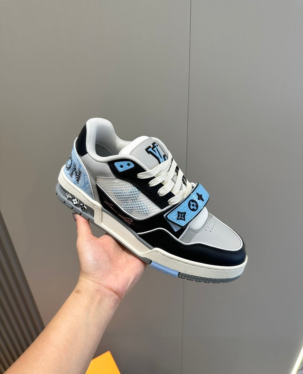 LV Trainer Velcro Blue White