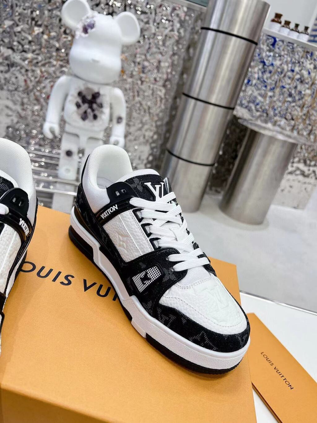 LV Trainer White Black
