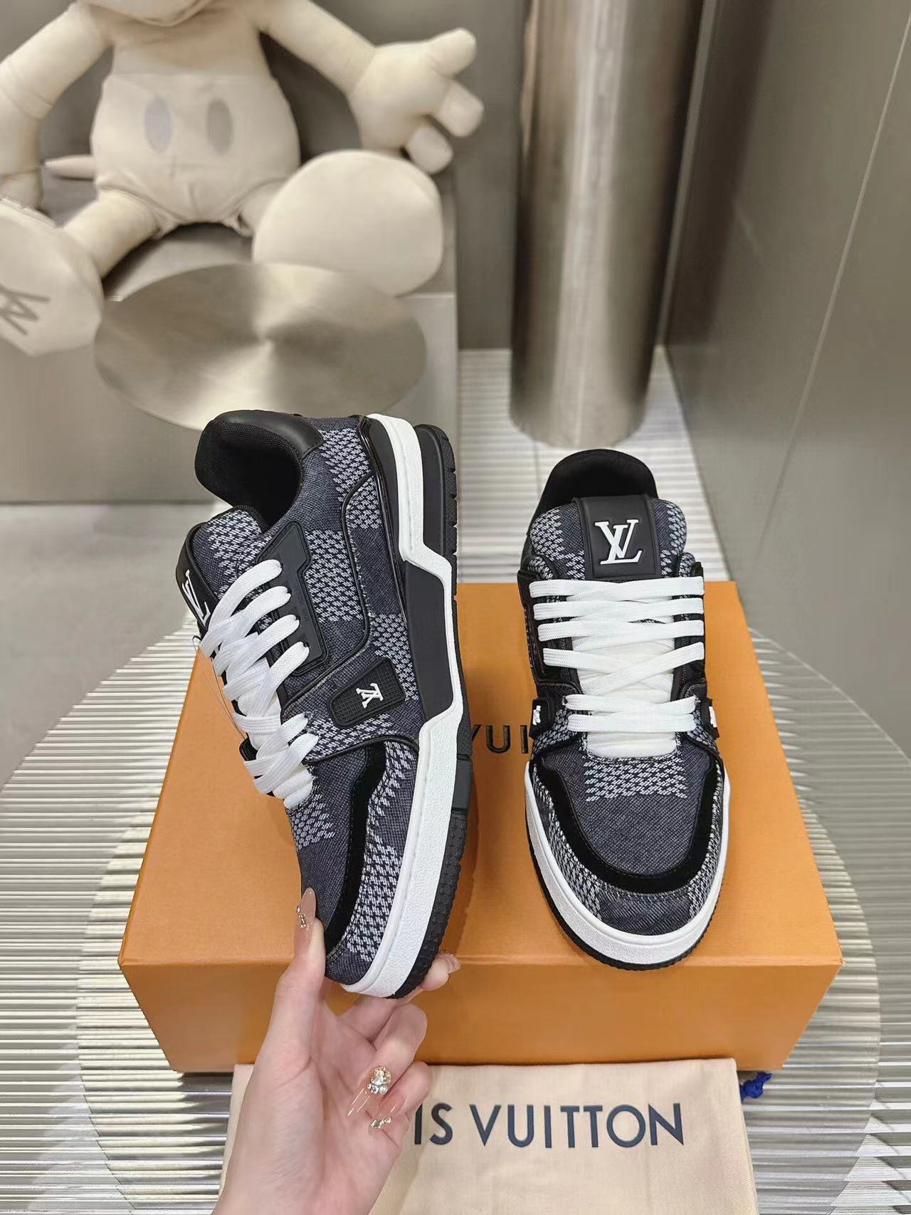 LV Trainer Black