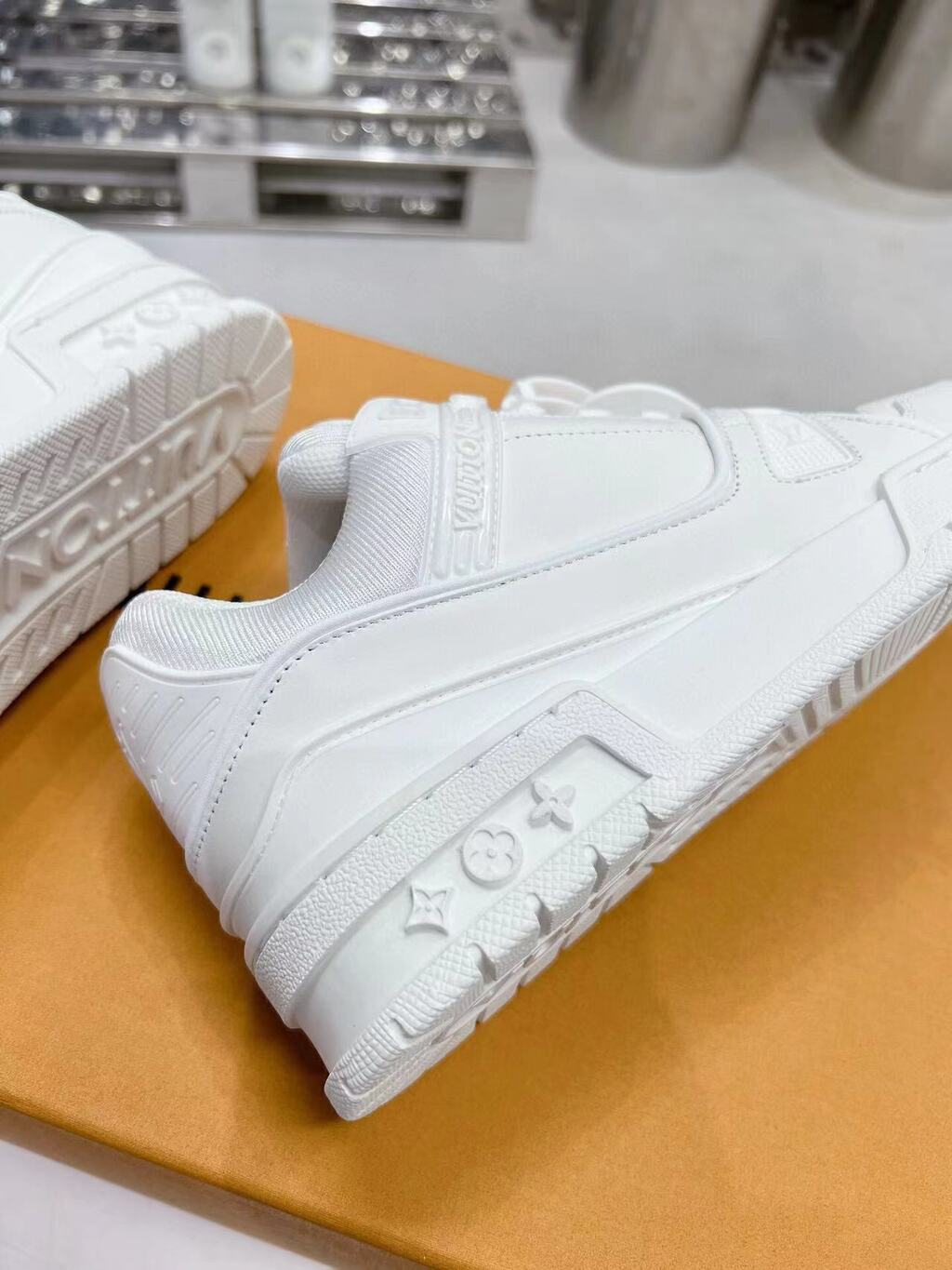 LV Trainer White