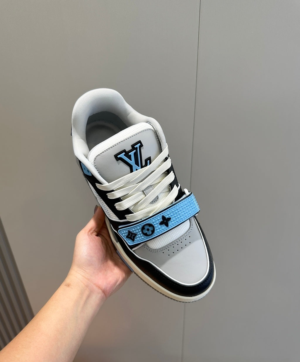 LV Trainer Velcro Blue White
