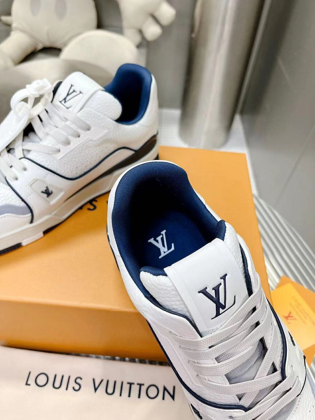 LV Trainer #54 Signature White Marine
