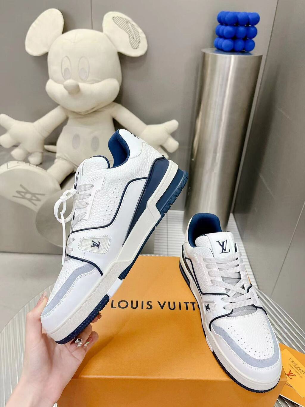 LV Trainer #54 Signature White Marine
