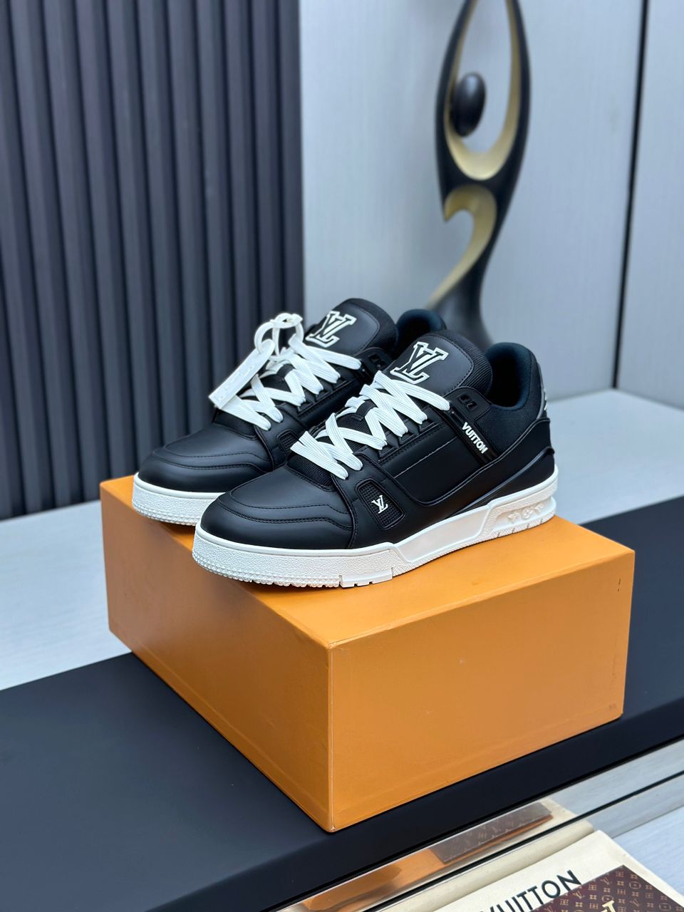 LV Trainer Black White