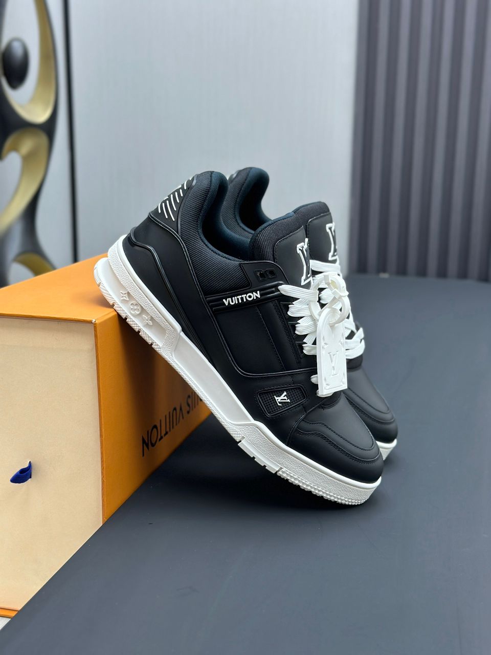 LV Trainer Black White