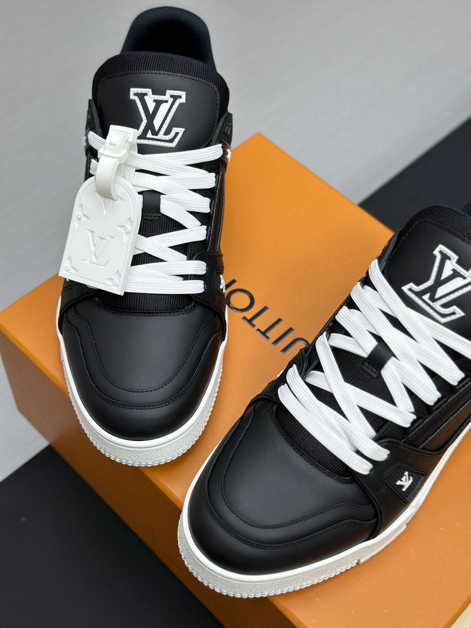 LV Trainer Black White