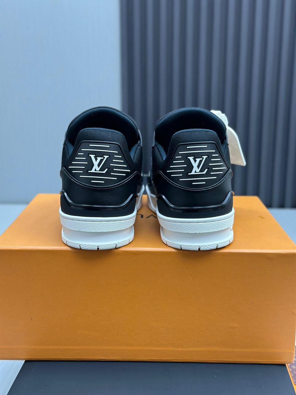 LV Trainer Black White