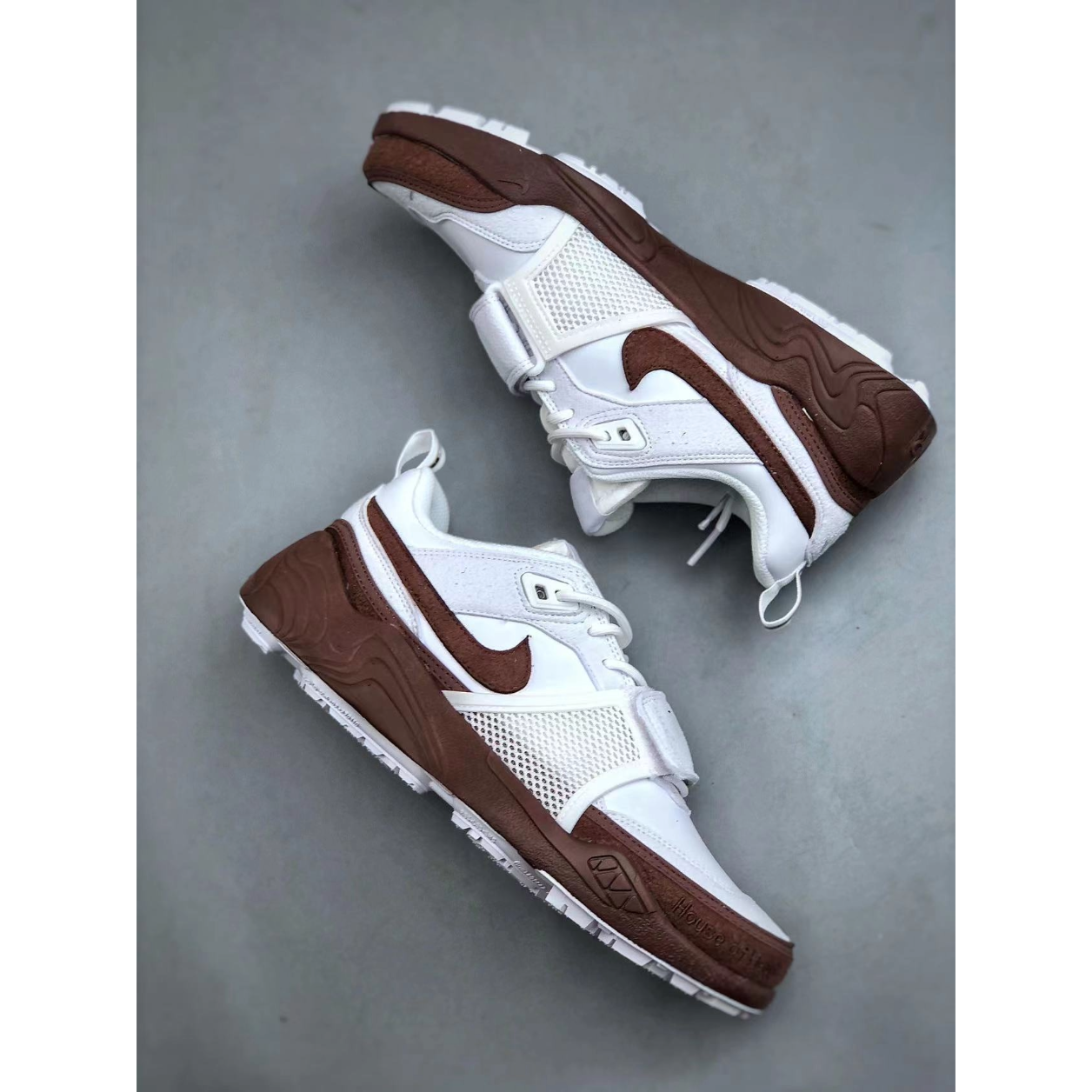 Travis x Zoom Field Jaxx 'Light Chocolate'