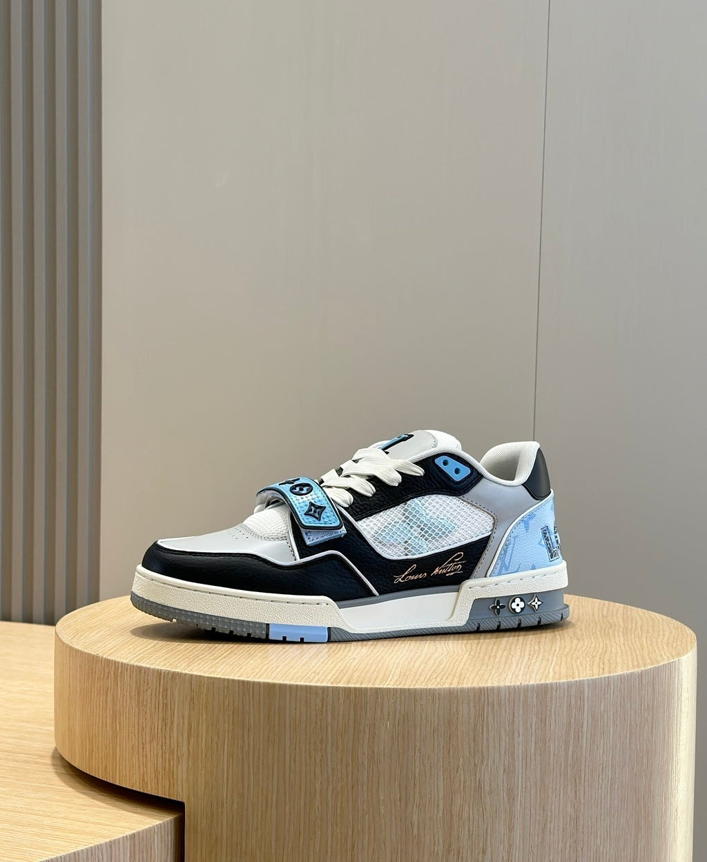 LV Trainer Velcro Blue White