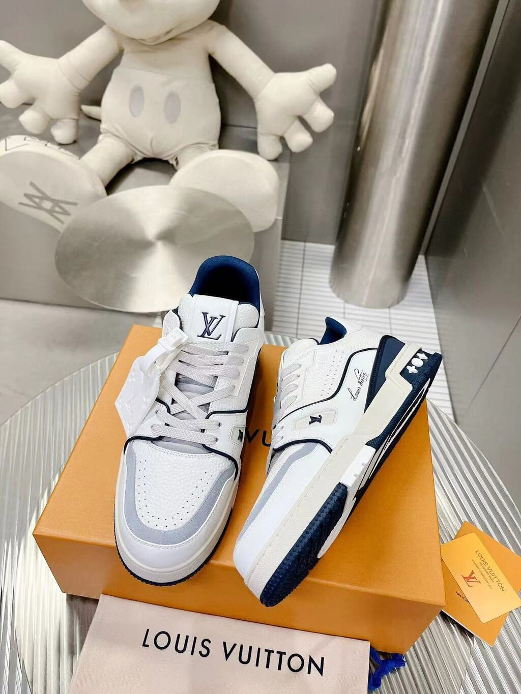 LV Trainer #54 Signature White Marine